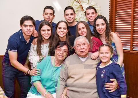 03042019 BODAS DE ORO.  Javier Prado y Ma. Eugenia Castro acompañados por sus nietos.