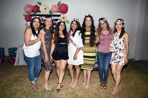 04042019 POR CASARSE.  Valeria Bustos con Keyla, Eva, Diana, Estrella, Laura y Rosita en su fiesta de despedida.