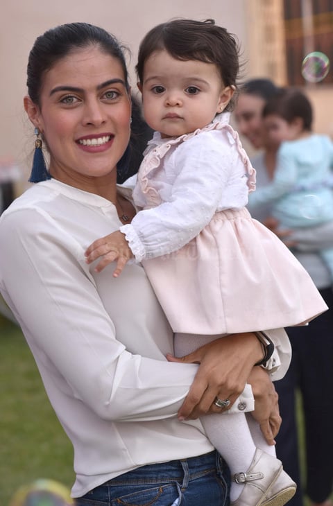 04042019 LINDA POSTAL.  Yazmín y Roberta.
