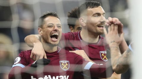 3.- 17.9 millones de euros pagó el West Ham al Bayer Leverkusen para contratar al 'Chicharito' Hernández