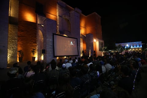 ‘Cómprame un revólver’ fue la primera proyección. Tras su estrenó en la pasada edición del Festival de Cannes con dirección de Julio Hernández (‘Te prometo anarquía’), llegó a la capital para anunciar oficialmente el inicio del festival.