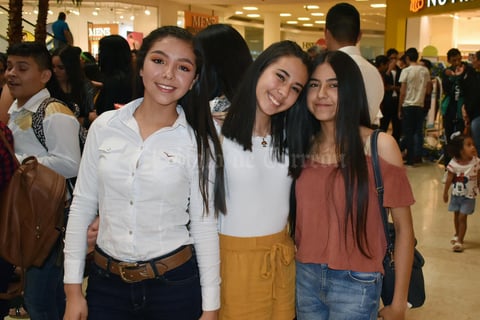 05042019 MUY CONTENTAS.  Ximena, Andrea y Dayna.