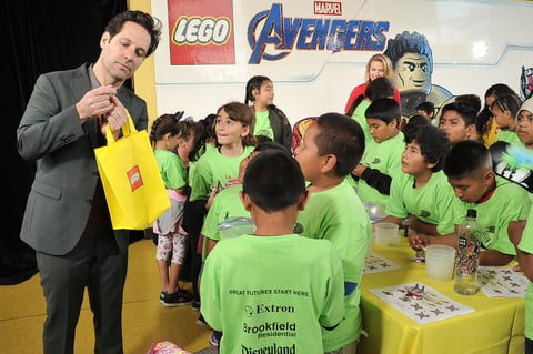 'Avengers' visitan a niños en Disney California Adventure