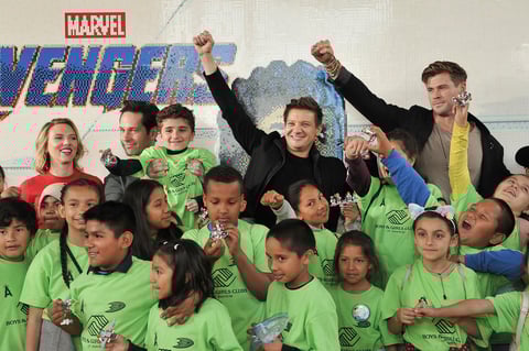 'Avengers' visitan a niños en Disney California Adventure