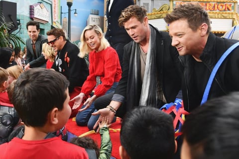 'Avengers' visitan a niños en Disney California Adventure