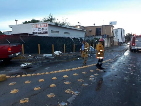 Considerando la gran cantidad de ramas y árboles que fueron derribados por los fuertes vientos, elementos del Ejército Mexicano se sumaron a los trabajos de limpieza.