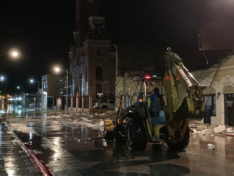 También dieron a conocer que se contó con un total de 28 personas, entre cuadrillas e ingenieros, distribuidos en la ciudad para restablecer e informar las situaciones de la red eléctrica.