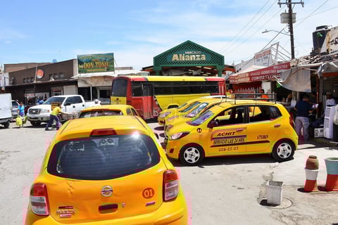 Taxistas invaden las calles colocando sus bases para servicio. Los autos están estacionados a mitad de las carreteras invadiendo prácticamente la mitad del espacio parta la libre circulación.