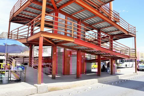 Los elevadores que se colocaron en el puente peatonal jamás funcionaron de manera adecuada y a la fecha continúan cerrados.