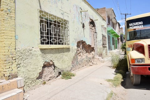 Las calles de los alrededores del Mercado Alianza se encuentran repletas de casas que están a punto de derrumbarse, mismas que no cuentan con ningún aviso de prevención o cuidado.