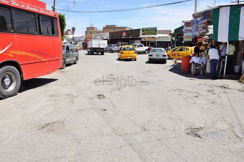 Huecos, pozos y grietas presentan las calles que llevan hasta el Mercado Alianza, que a decir de los comerciantes, tienen años.