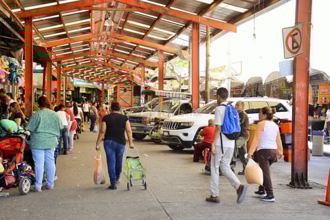 La entrada al Mercado Alianza, la cual se ubica sobre la avenida Presidente Carranza, constantemente es invadida por autos y camiones.