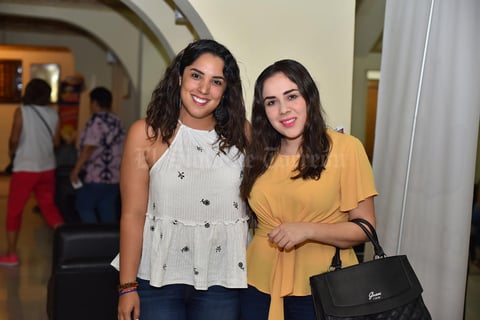 06042019 EN EL TEATRO.  Sofía y Karem.