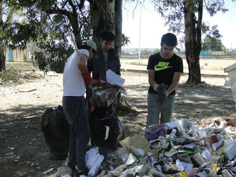 También se separaron tres bolsas de latas y una caja de tapas.