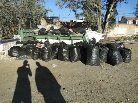 De acuerdo con Torres Cesaretti, tan sólo de la parte trasera de la institución juntaron 80 bolsas de basura