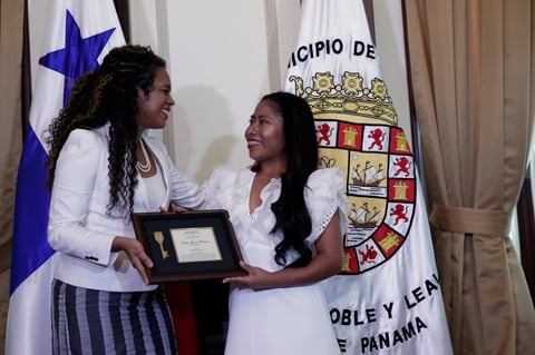 La alcaldesa capitalina Raisa Banfield le entregó la llave a la artista en el marco del Festival Internacional de Cine de Panamá.