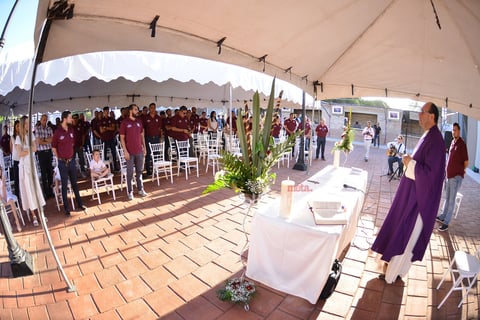El sacerdote habló de varios pasajes bíblicos que los comparó con la práctica del 'Rey de los Deportes'.