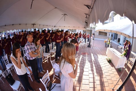 El padre dio su bendición, así como en todos los lugares del remozado inmueble, que todavía recibía a marchas forzadas, los últimos toques para su apertura.
