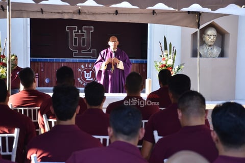 El padre dio la bendición a los jugadores y al remozado estadio.