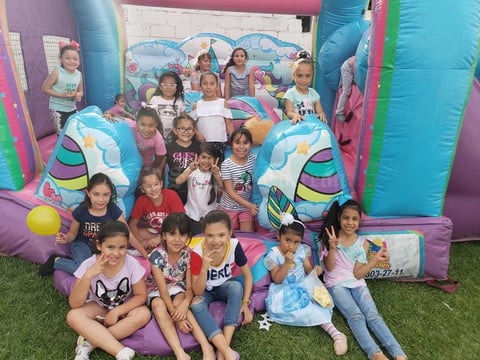 09042019 DIVERTIDA CELEBRACIÓN.  Olga Martínez con sus amiguitas en su fiesta de cumpleaños.