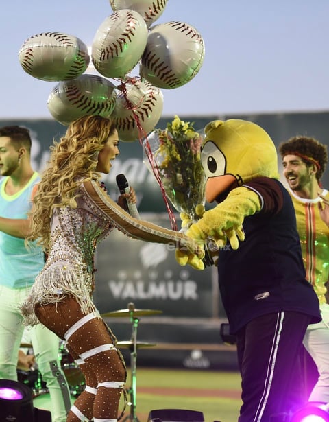Ninel Conde lleva su música al Estadio Revolución