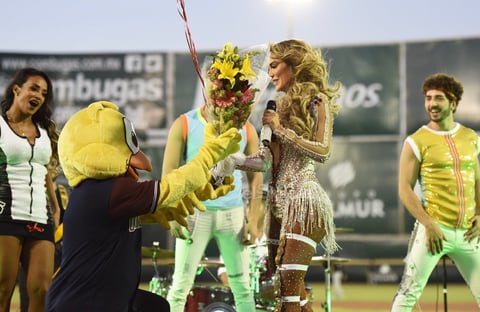 Ninel Conde lleva su música al Estadio Revolución