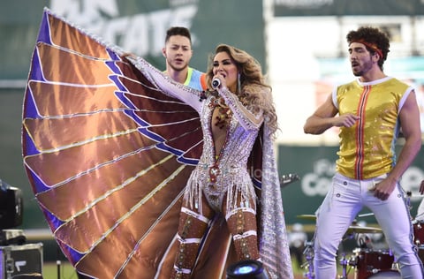 El 'Bombón asesino', Ninel Conde presentó en el Estadio Revolución su música.
