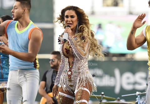 Por su parte, la oriunda de Toluca puso a bailar a la audiencia con un remix integrado por los temas Despacito y Bombón asesino, siendo el segundo el responsable del mote que hoy tiene. También entregó al público canciones Como la flor y Qué bello.