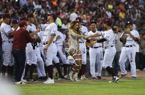 Ninel Conde lleva su música al Estadio Revolución