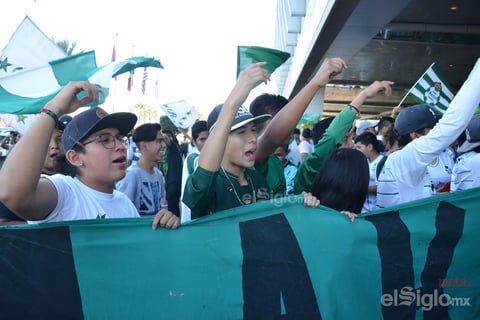 Aficionados reciben a los Guerreros en su concentración