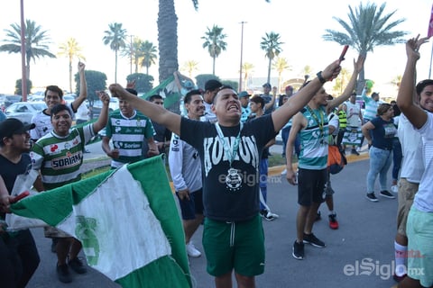 Aficionados reciben a los Guerreros en su concentración