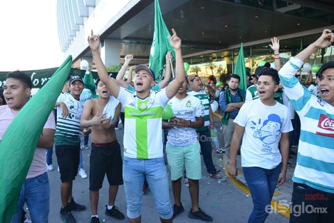Aficionados reciben a los Guerreros en su concentración