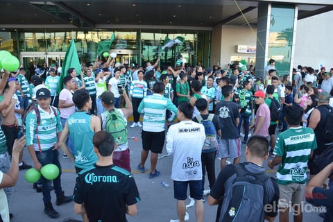 Aficionados reciben a los Guerreros en su concentración