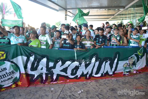 Aficionados reciben a los Guerreros en su concentración