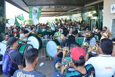 Aficionados reciben a los Guerreros en su concentración