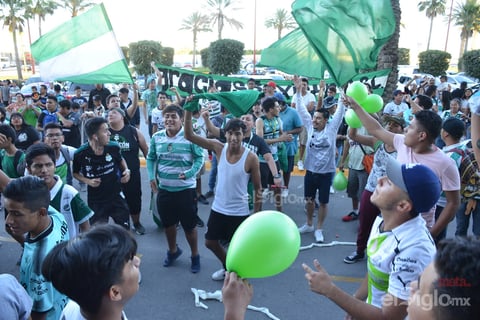 Aficionados reciben a los Guerreros en su concentración