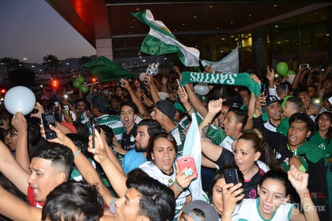 Aficionados reciben a los Guerreros en su concentración