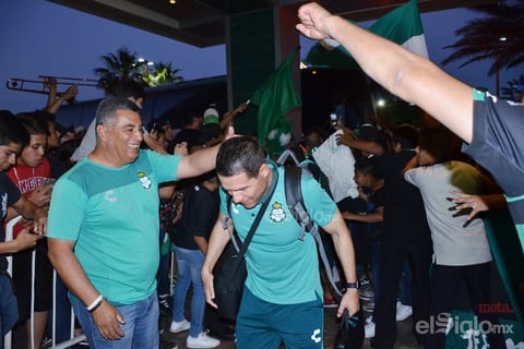 Aficionados reciben a los Guerreros en su concentración