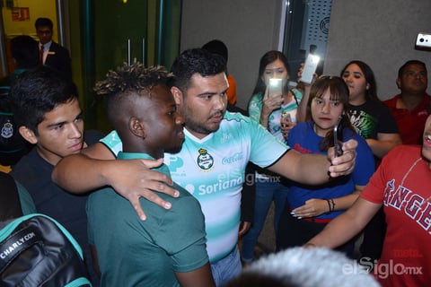 Aficionados reciben a los Guerreros en su concentración