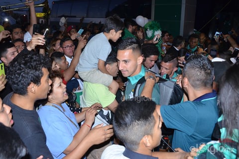 Aficionados reciben a los Guerreros en su concentración