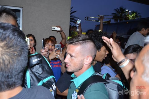 Aficionados reciben a los Guerreros en su concentración
