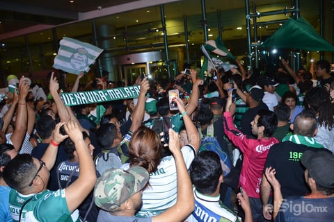 Aficionados reciben a los Guerreros en su concentración