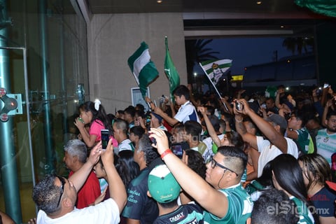 Aficionados reciben a los Guerreros en su concentración