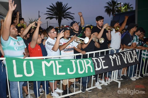 Aficionados reciben a los Guerreros en su concentración