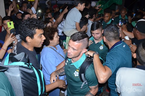 Aficionados reciben a los Guerreros en su concentración