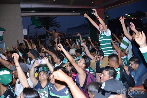 Aficionados reciben a los Guerreros en su concentración