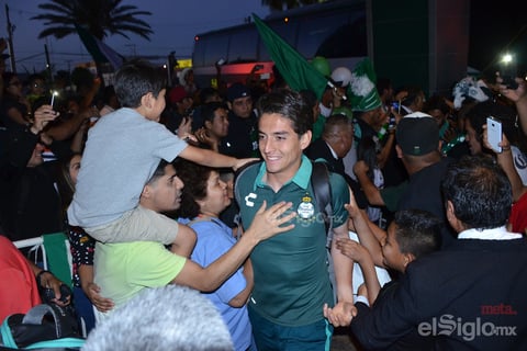 Aficionados reciben a los Guerreros en su concentración