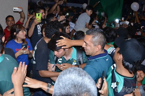 Aficionados reciben a los Guerreros en su concentración