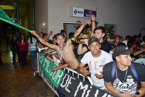 Aficionados reciben a los Guerreros en su concentración