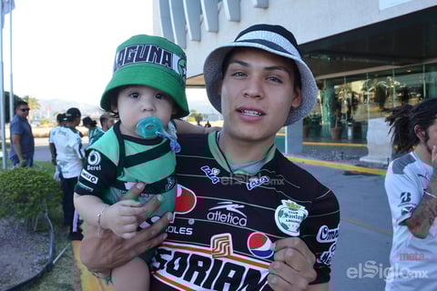 Aficionados reciben a los Guerreros en su concentración